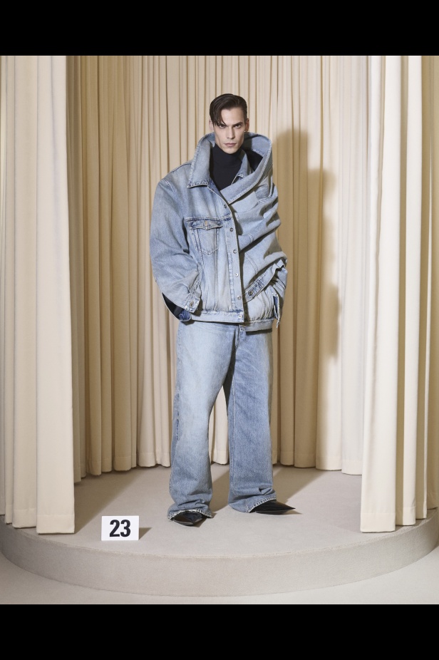 مجموعة Balenciaga  لخريف وشتاء 2025 في باريس