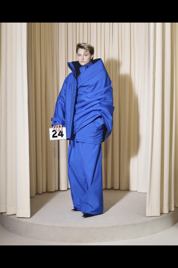 مجموعة Balenciaga  لخريف وشتاء 2025 في باريس
