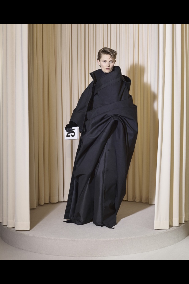 مجموعة Balenciaga  لخريف وشتاء 2025 في باريس