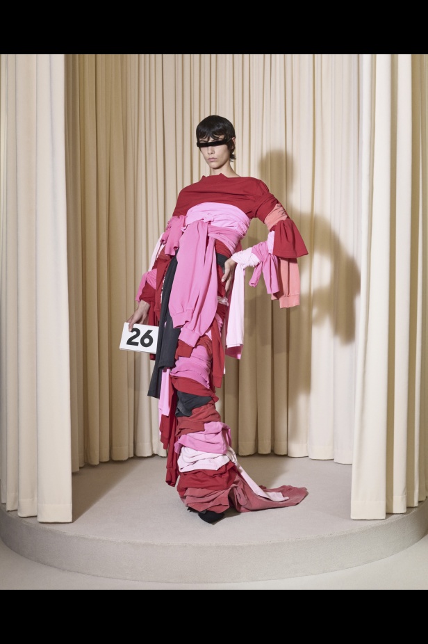 مجموعة Balenciaga  لخريف وشتاء 2025 في باريس