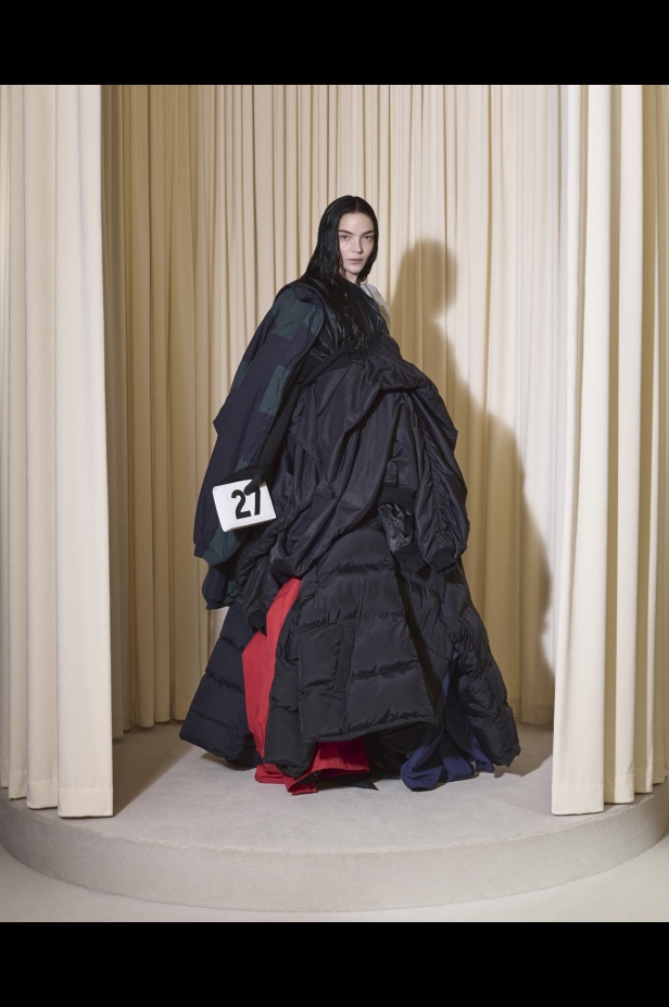 مجموعة Balenciaga  لخريف وشتاء 2025 في باريس