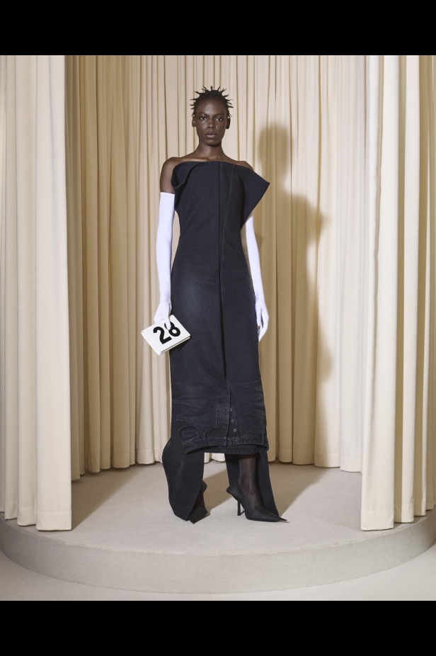 مجموعة Balenciaga  لخريف وشتاء 2025 في باريس