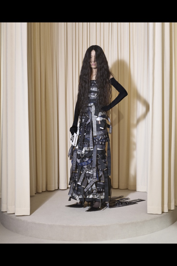 مجموعة Balenciaga  لخريف وشتاء 2025 في باريس