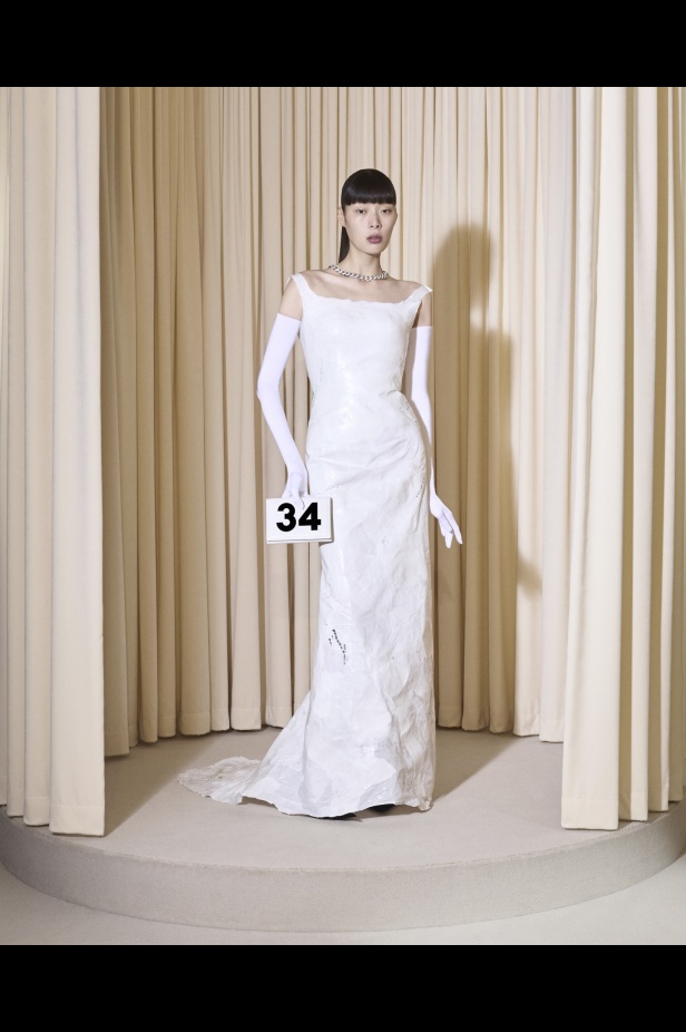 مجموعة Balenciaga  لخريف وشتاء 2025 في باريس