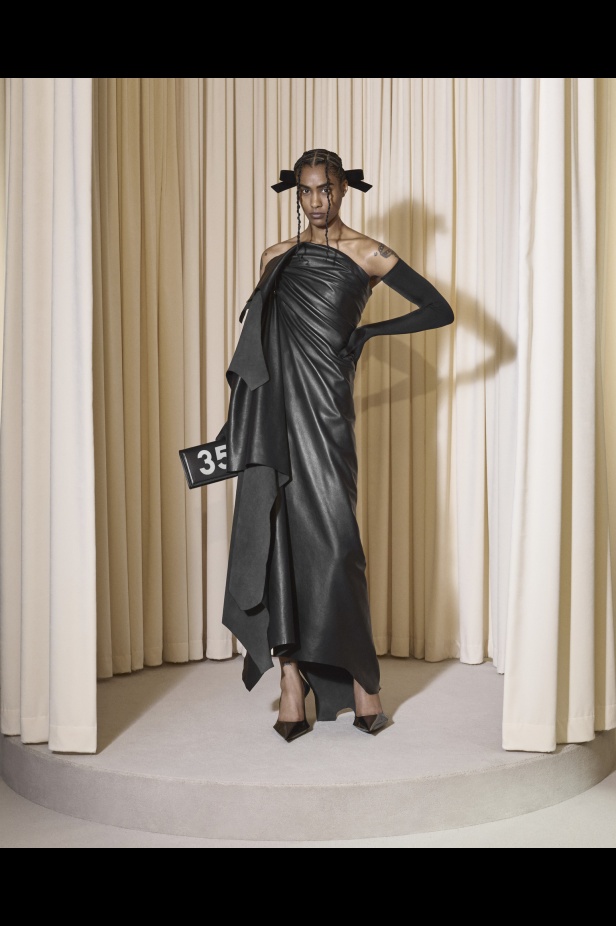 مجموعة Balenciaga  لخريف وشتاء 2025 في باريس