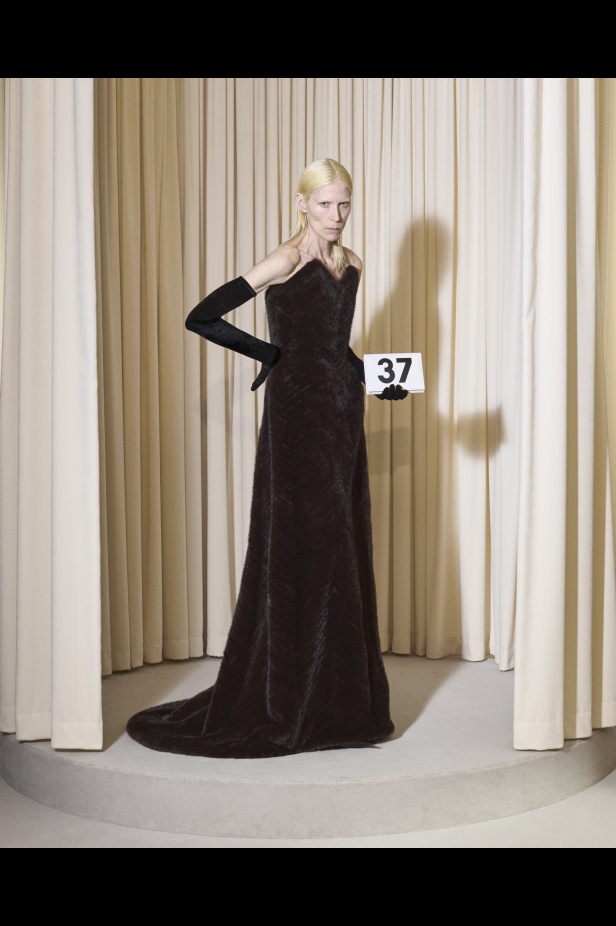 مجموعة Balenciaga  لخريف وشتاء 2025 في باريس