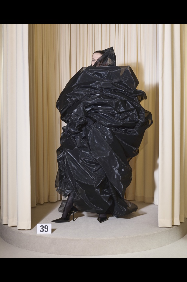 مجموعة Balenciaga  لخريف وشتاء 2025 في باريس