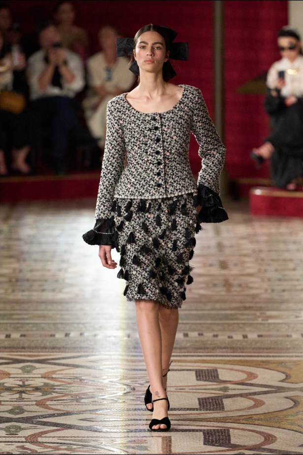 شانيل تعود إلى رموز الدار الكلاسيكية في عرض يمزج بين عالمي الأوبرا والأزياء الراقية لموسم خريف وشتاء 2024-2025