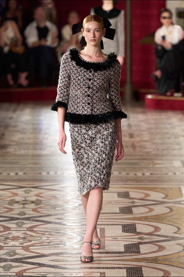 شانيل تعود إلى رموز الدار الكلاسيكية في عرض يمزج بين عالمي الأوبرا والأزياء الراقية لموسم خريف وشتاء 2024-2025