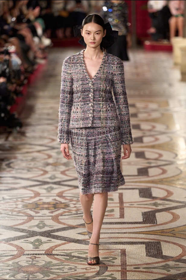 شانيل تعود إلى رموز الدار الكلاسيكية في عرض يمزج بين عالمي الأوبرا والأزياء الراقية لموسم خريف وشتاء 2024-2025