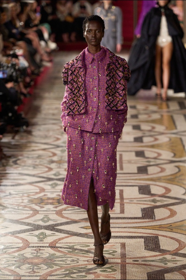 شانيل تعود إلى رموز الدار الكلاسيكية في عرض يمزج بين عالمي الأوبرا والأزياء الراقية لموسم خريف وشتاء 2024-2025