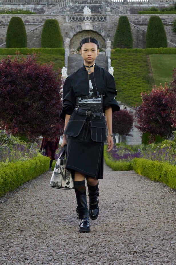 مجموعة ديور Cruise 2025 تحتفل بالروابط القوية بين الدار واسكتلندا... وماريا غراتسيا كيوري تتبّع خطوات "كريستيان ديور" حول العالم