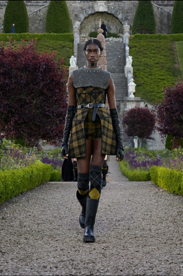 مجموعة ديور Cruise 2025 تحتفل بالروابط القوية بين الدار واسكتلندا... وماريا غراتسيا كيوري تتبّع خطوات "كريستيان ديور" حول العالم