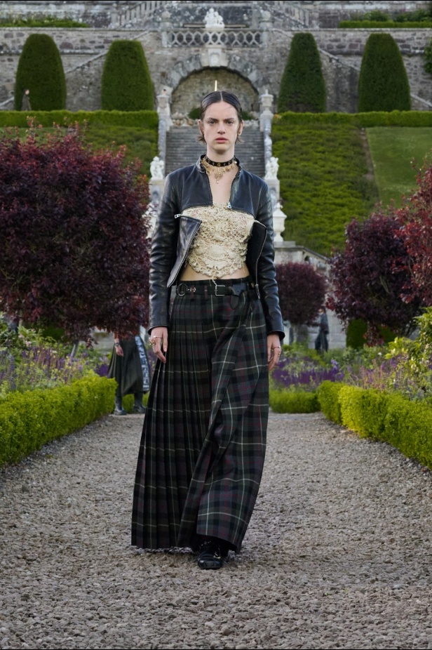 مجموعة ديور Cruise 2025 تحتفل بالروابط القوية بين الدار واسكتلندا... وماريا غراتسيا كيوري تتبّع خطوات "كريستيان ديور" حول العالم