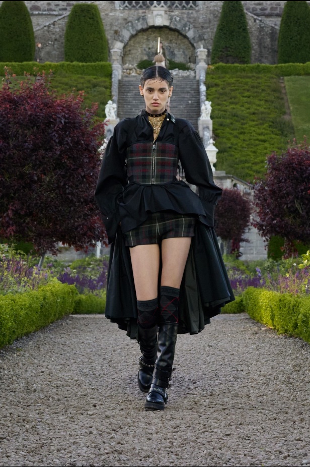 مجموعة ديور Cruise 2025 تحتفل بالروابط القوية بين الدار واسكتلندا... وماريا غراتسيا كيوري تتبّع خطوات "كريستيان ديور" حول العالم