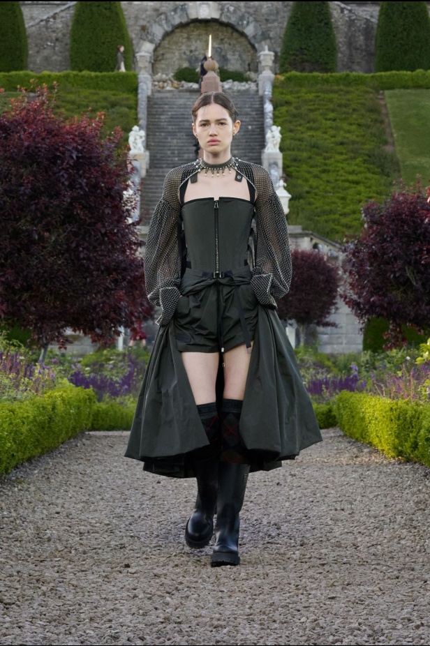 مجموعة ديور Cruise 2025 تحتفل بالروابط القوية بين الدار واسكتلندا... وماريا غراتسيا كيوري تتبّع خطوات "كريستيان ديور" حول العالم