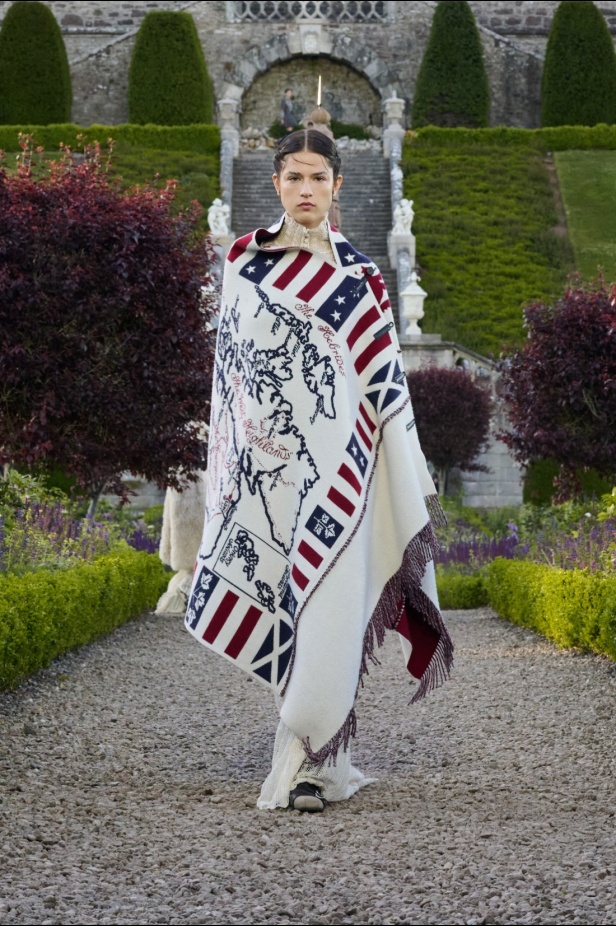 مجموعة ديور Cruise 2025 تحتفل بالروابط القوية بين الدار واسكتلندا... وماريا غراتسيا كيوري تتبّع خطوات "كريستيان ديور" حول العالم