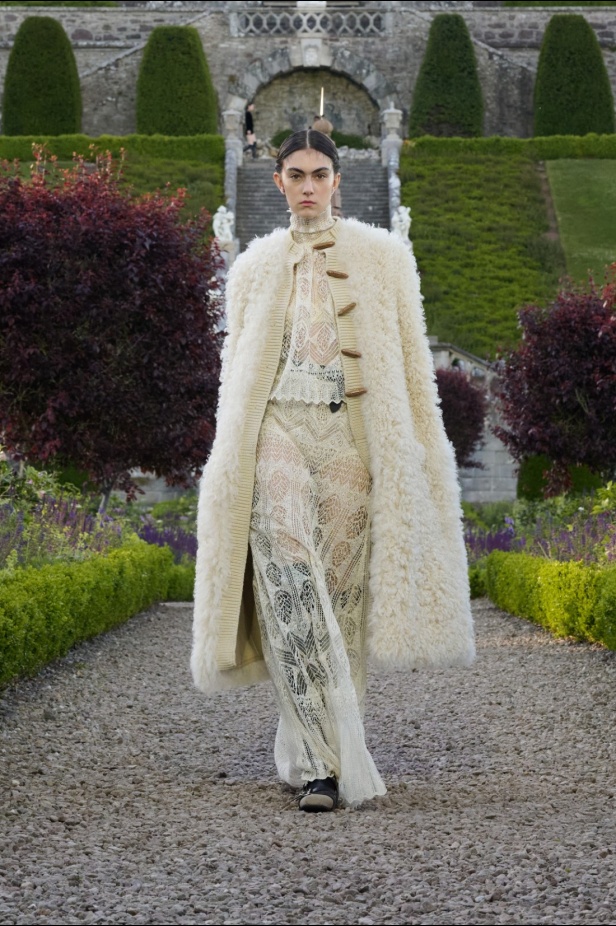 مجموعة ديور Cruise 2025 تحتفل بالروابط القوية بين الدار واسكتلندا... وماريا غراتسيا كيوري تتبّع خطوات "كريستيان ديور" حول العالم