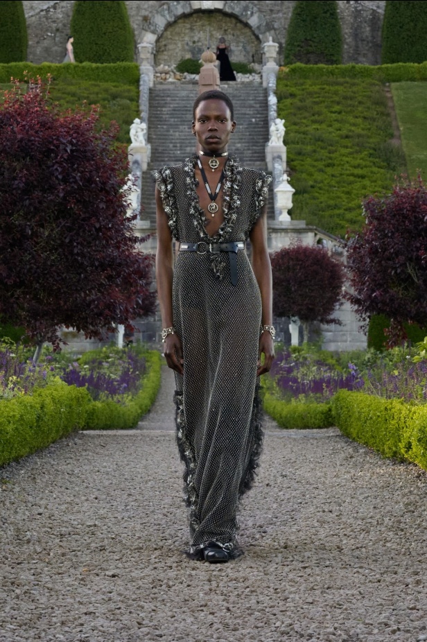 مجموعة ديور Cruise 2025 تحتفل بالروابط القوية بين الدار واسكتلندا... وماريا غراتسيا كيوري تتبّع خطوات "كريستيان ديور" حول العالم