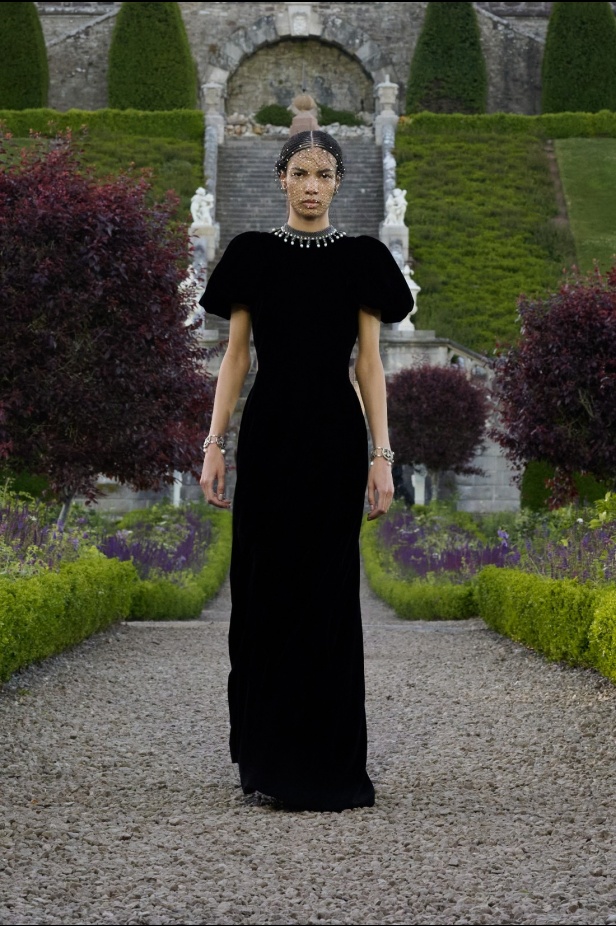 مجموعة ديور Cruise 2025 تحتفل بالروابط القوية بين الدار واسكتلندا... وماريا غراتسيا كيوري تتبّع خطوات "كريستيان ديور" حول العالم