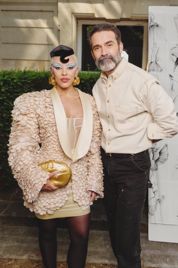 مجموعة Schiaparelli للأزياء الراقية لخريف وشتاء 2025... تكريم لموهبة "إلسا" الفريدة في التجدد