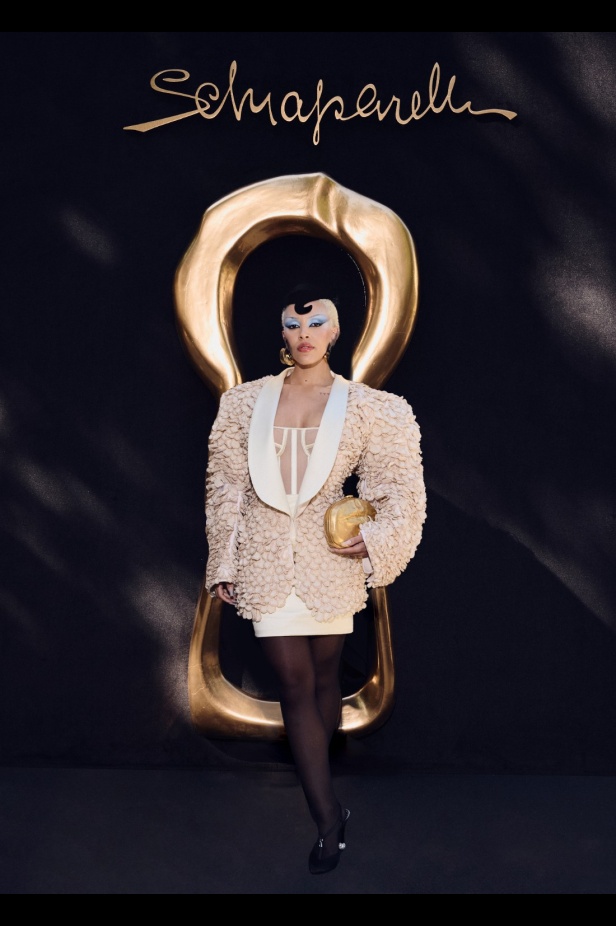 مجموعة Schiaparelli للأزياء الراقية لخريف وشتاء 2025... تكريم لموهبة "إلسا" الفريدة في التجدد