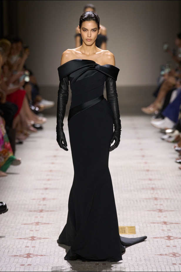 مجموعة إيلي صعب تأخذنا في رحلة عبر حديقة خيالية تتشابك فيها القوّة مع الرومانسية