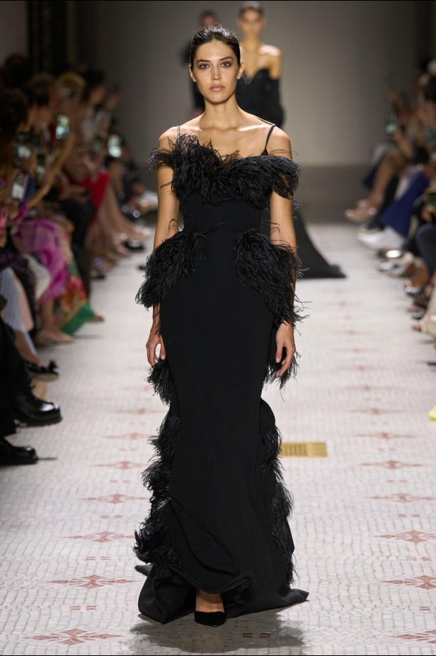 مجموعة إيلي صعب تأخذنا في رحلة عبر حديقة خيالية تتشابك فيها القوّة مع الرومانسية