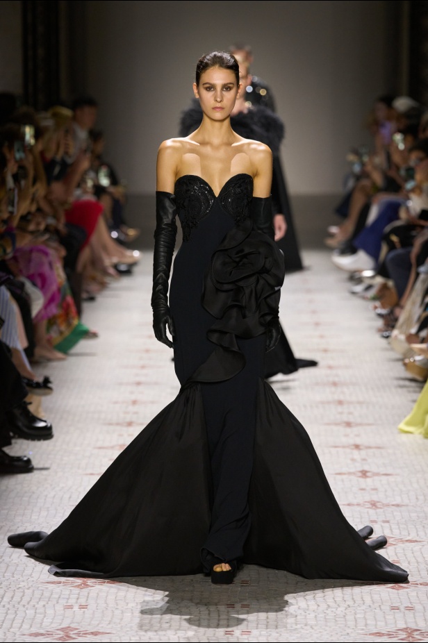 مجموعة إيلي صعب تأخذنا في رحلة عبر حديقة خيالية تتشابك فيها القوّة مع الرومانسية