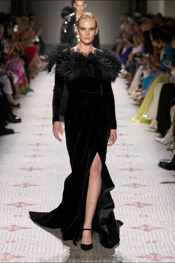 مجموعة إيلي صعب تأخذنا في رحلة عبر حديقة خيالية تتشابك فيها القوّة مع الرومانسية