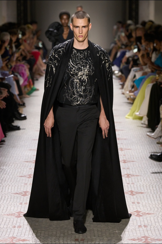 مجموعة إيلي صعب تأخذنا في رحلة عبر حديقة خيالية تتشابك فيها القوّة مع الرومانسية