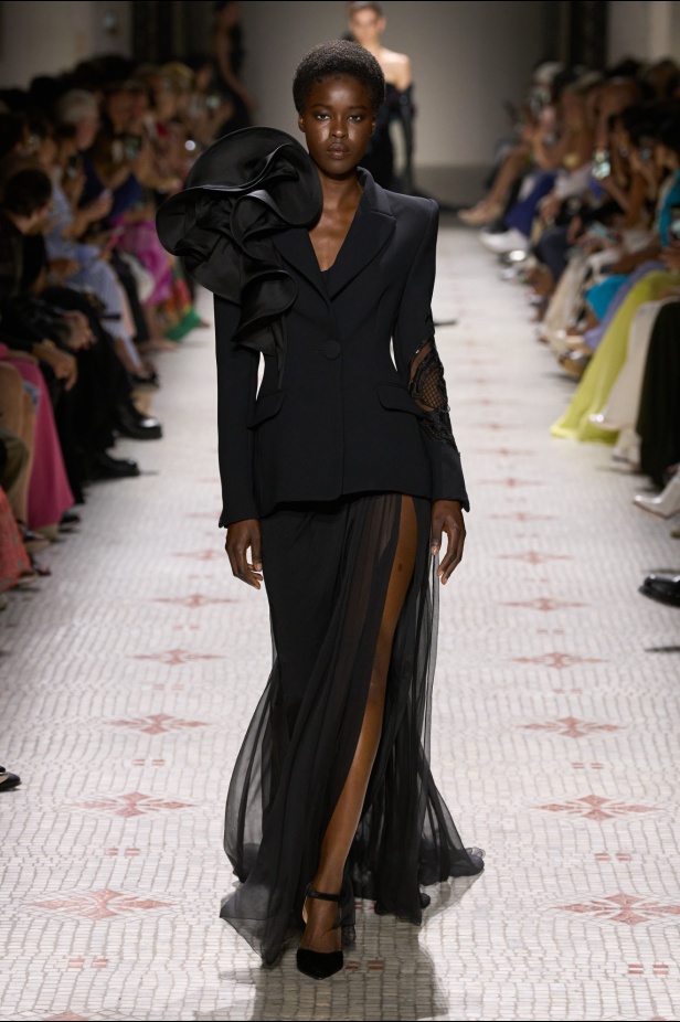 مجموعة إيلي صعب تأخذنا في رحلة عبر حديقة خيالية تتشابك فيها القوّة مع الرومانسية