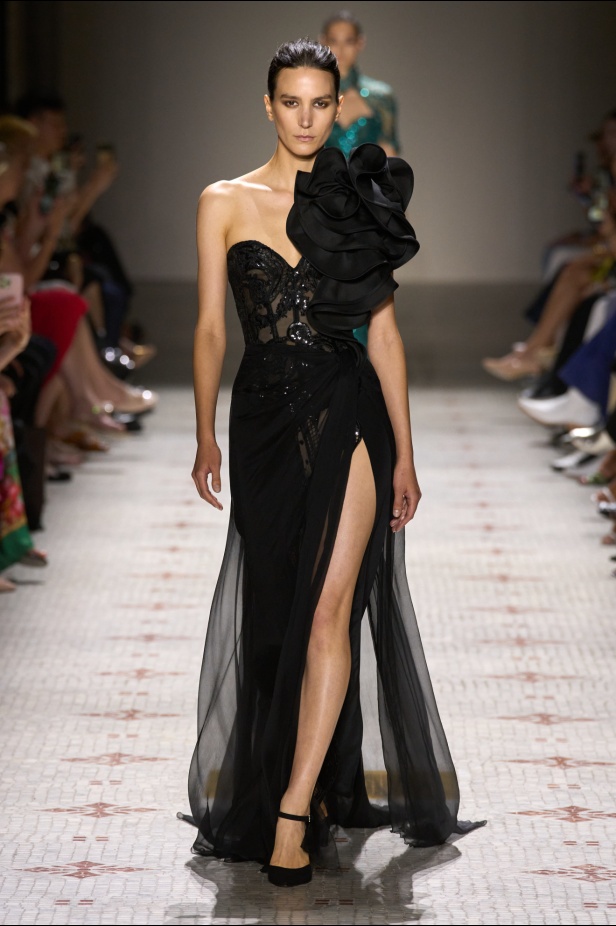 مجموعة إيلي صعب تأخذنا في رحلة عبر حديقة خيالية تتشابك فيها القوّة مع الرومانسية