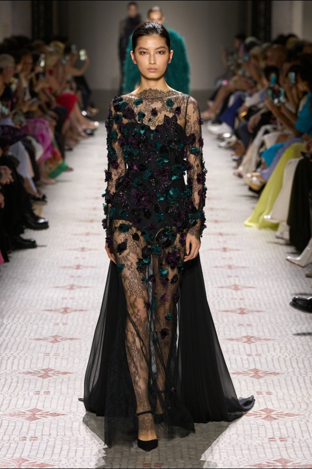 مجموعة إيلي صعب تأخذنا في رحلة عبر حديقة خيالية تتشابك فيها القوّة مع الرومانسية