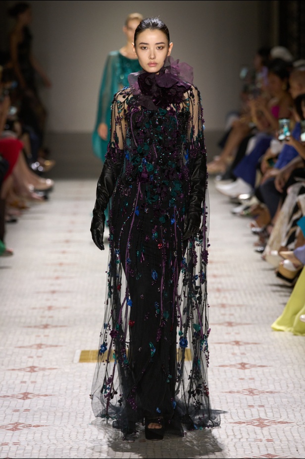 مجموعة إيلي صعب تأخذنا في رحلة عبر حديقة خيالية تتشابك فيها القوّة مع الرومانسية