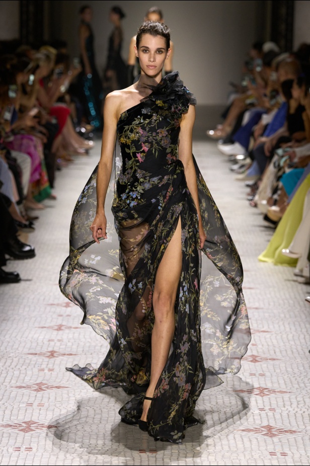 مجموعة إيلي صعب تأخذنا في رحلة عبر حديقة خيالية تتشابك فيها القوّة مع الرومانسية