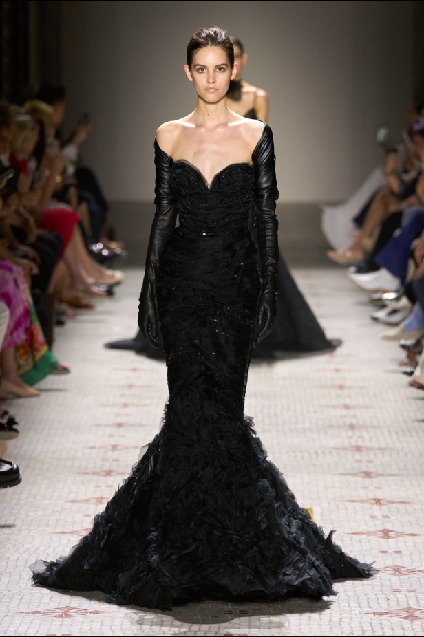 مجموعة إيلي صعب تأخذنا في رحلة عبر حديقة خيالية تتشابك فيها القوّة مع الرومانسية