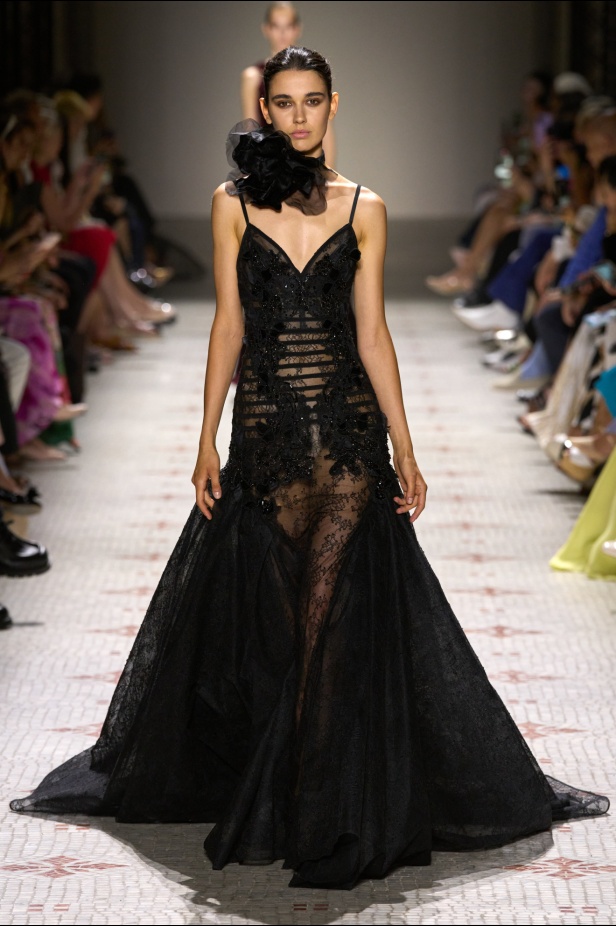 مجموعة إيلي صعب تأخذنا في رحلة عبر حديقة خيالية تتشابك فيها القوّة مع الرومانسية