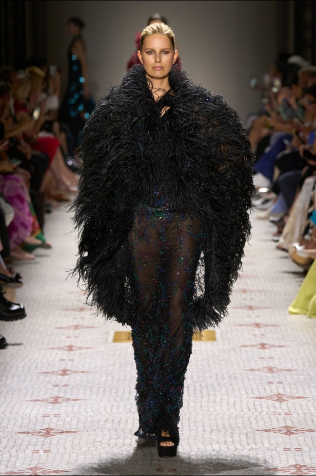 مجموعة إيلي صعب تأخذنا في رحلة عبر حديقة خيالية تتشابك فيها القوّة مع الرومانسية