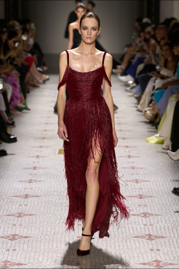 مجموعة إيلي صعب تأخذنا في رحلة عبر حديقة خيالية تتشابك فيها القوّة مع الرومانسية