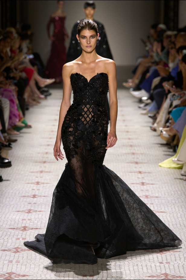 مجموعة إيلي صعب تأخذنا في رحلة عبر حديقة خيالية تتشابك فيها القوّة مع الرومانسية