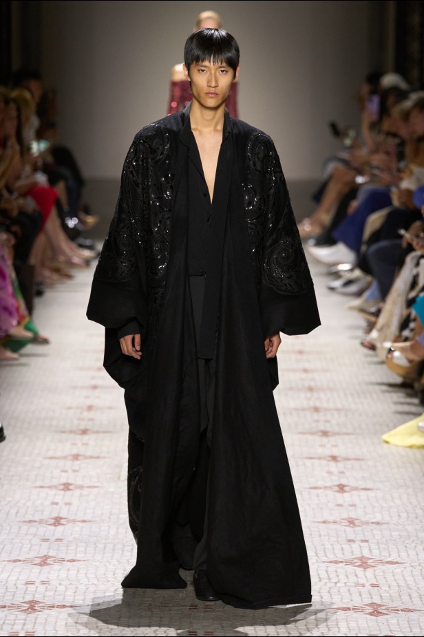 مجموعة إيلي صعب تأخذنا في رحلة عبر حديقة خيالية تتشابك فيها القوّة مع الرومانسية