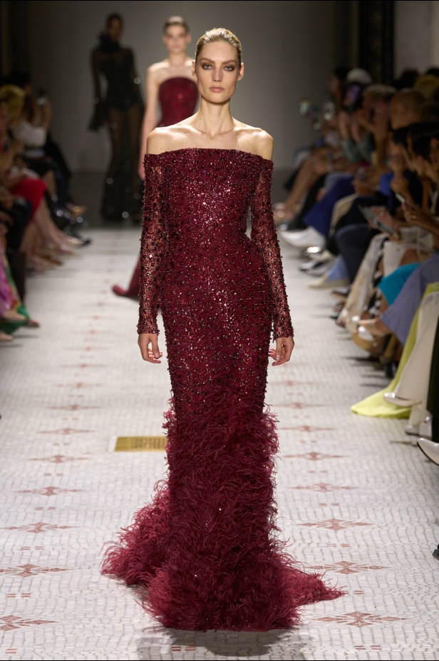 مجموعة إيلي صعب تأخذنا في رحلة عبر حديقة خيالية تتشابك فيها القوّة مع الرومانسية