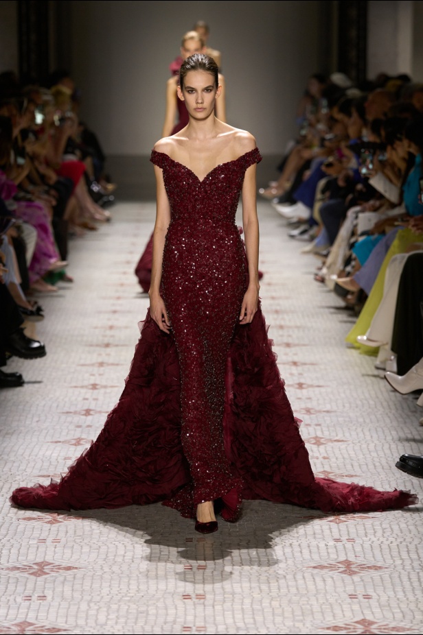 مجموعة إيلي صعب تأخذنا في رحلة عبر حديقة خيالية تتشابك فيها القوّة مع الرومانسية