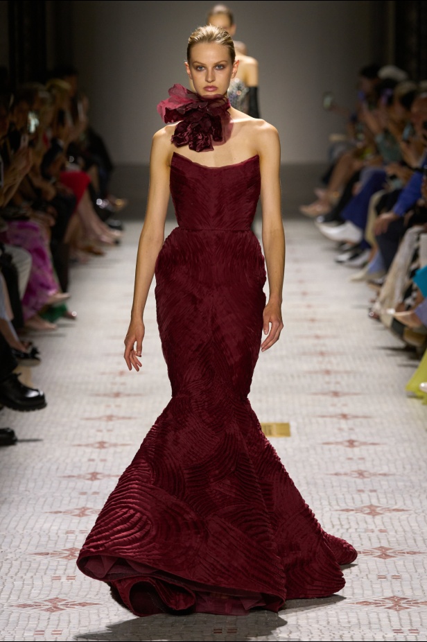 مجموعة إيلي صعب تأخذنا في رحلة عبر حديقة خيالية تتشابك فيها القوّة مع الرومانسية