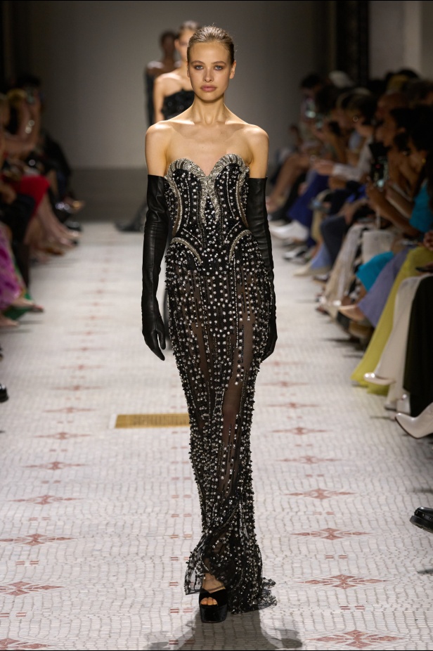 مجموعة إيلي صعب تأخذنا في رحلة عبر حديقة خيالية تتشابك فيها القوّة مع الرومانسية