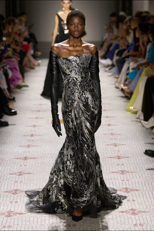 مجموعة إيلي صعب تأخذنا في رحلة عبر حديقة خيالية تتشابك فيها القوّة مع الرومانسية