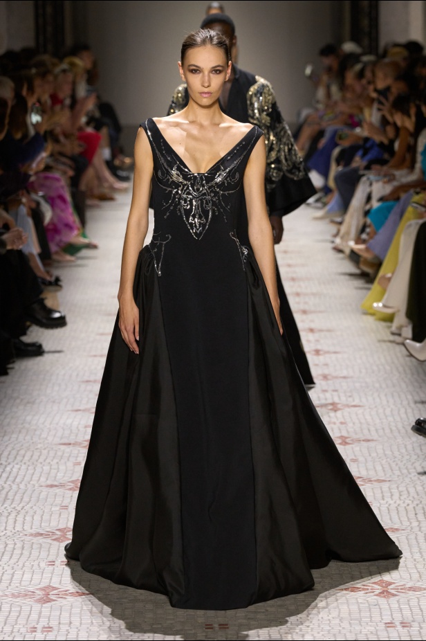 مجموعة إيلي صعب تأخذنا في رحلة عبر حديقة خيالية تتشابك فيها القوّة مع الرومانسية