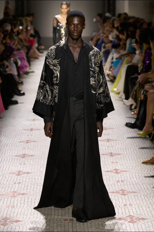 مجموعة إيلي صعب تأخذنا في رحلة عبر حديقة خيالية تتشابك فيها القوّة مع الرومانسية