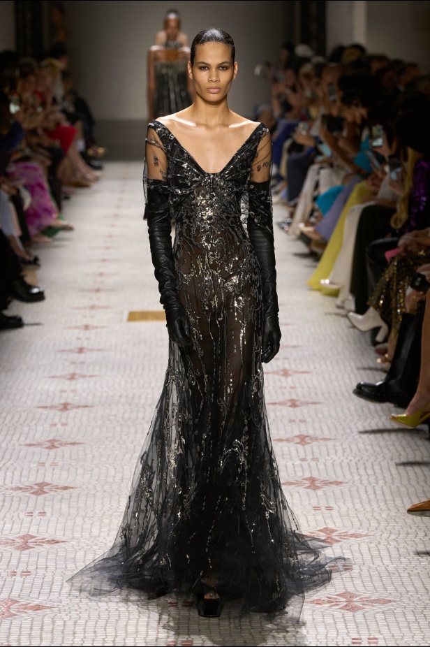 مجموعة إيلي صعب تأخذنا في رحلة عبر حديقة خيالية تتشابك فيها القوّة مع الرومانسية